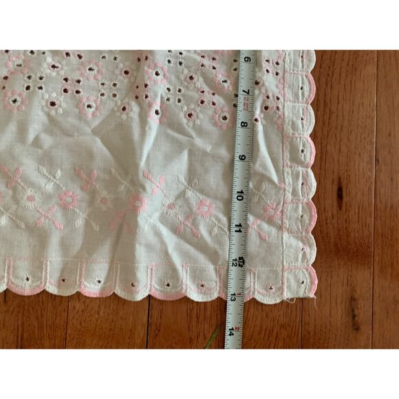 Vintage Embroidered Floral Lace Table Runner Set - White & Pink - 30" x 13" - Picture 7 of 11